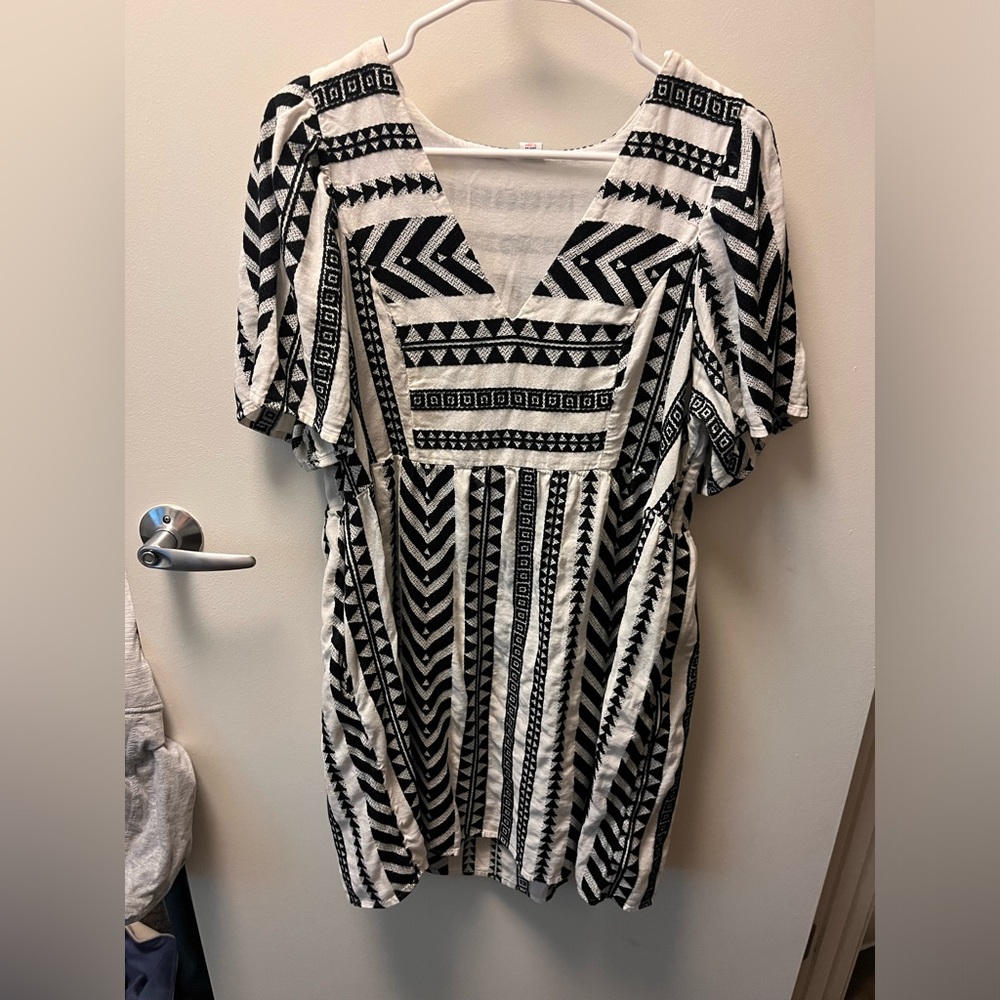 Black and white patterned dress